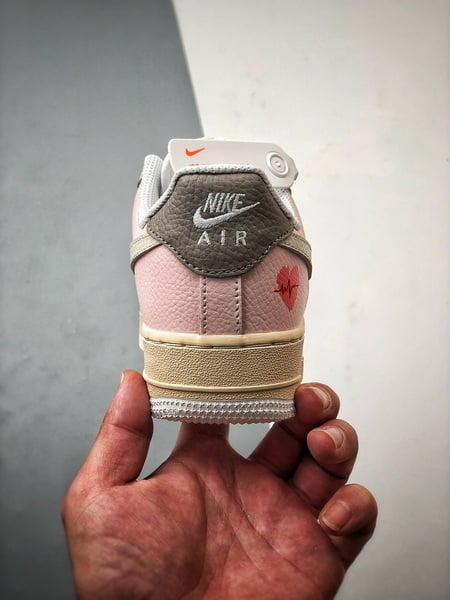 Air Force 1 '07 Low Coração Branco, Castanho e Rosa - Vista 3