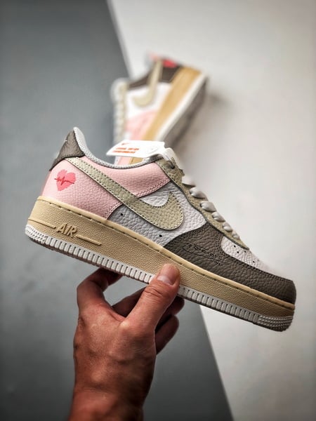 Air Force 1 '07 Low Coração Branco, Castanho e Rosa - Vista 7