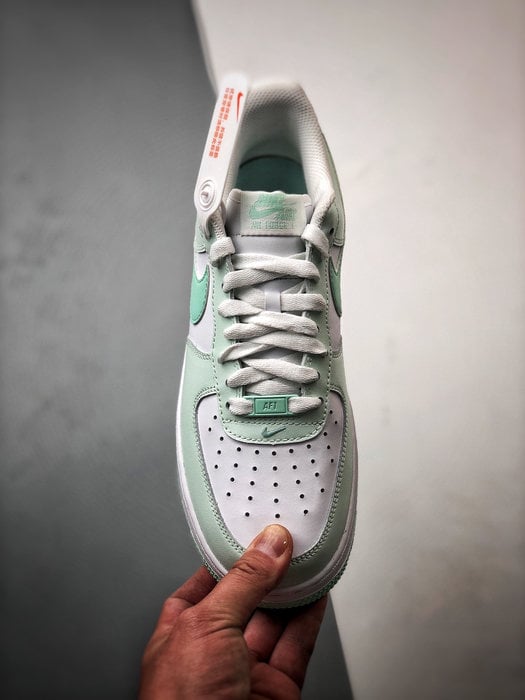 Air Force 1 '07 Low Branco e Verde Claro - Vista 9