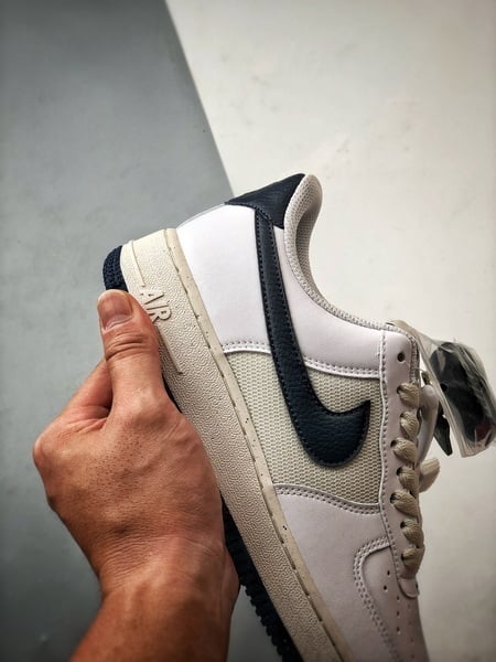 Air Force 1 '07 Low Branco e Azul Escuro - Vista 2