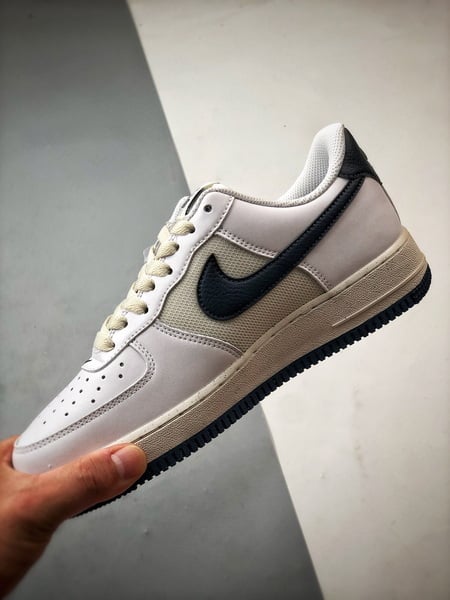 Air Force 1 '07 Low Branco e Azul Escuro - Vista 5