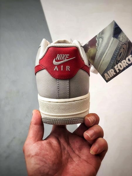 Air Force 1 '07 Low Branco, Cinza e Vermelho - Vista 3