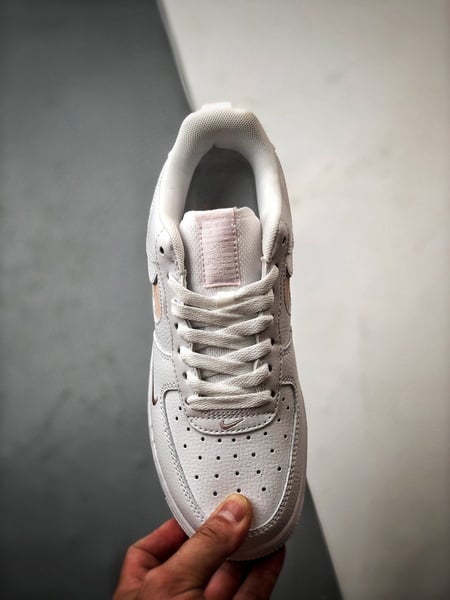Air Force 1 '07 Low Branco e Rosa Graffiti - Vista 9