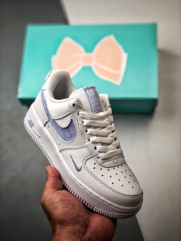 Air Force 1 '07 Low Branco e Roxo com Gancho Grafite - Vista 1