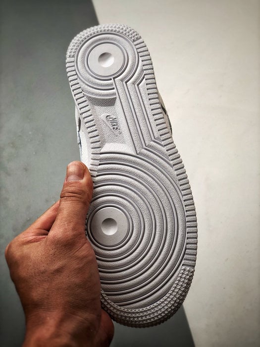 Air Force 1 '07 Low Branco e Roxo com Gancho Grafite - Vista 4