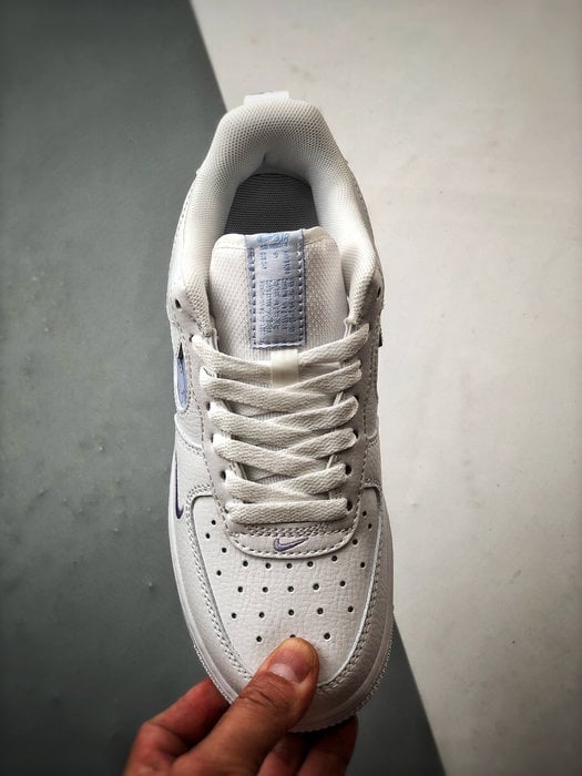 Air Force 1 '07 Low Branco e Roxo com Gancho Grafite - Vista 9