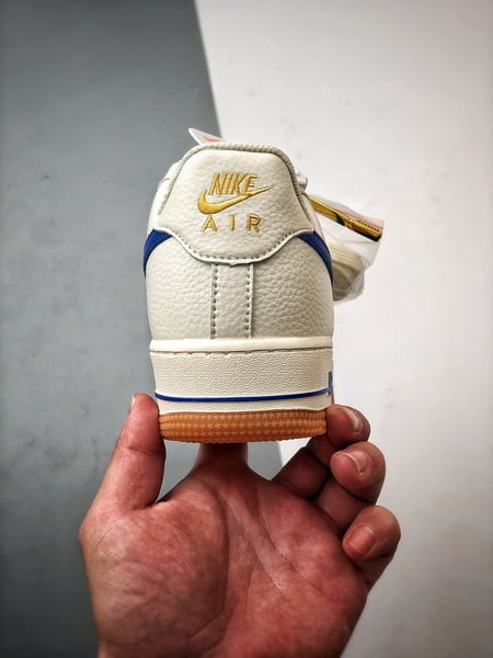 Air Force 1 '07 Low Branco e Azul com Sola de Goma - Vista 3