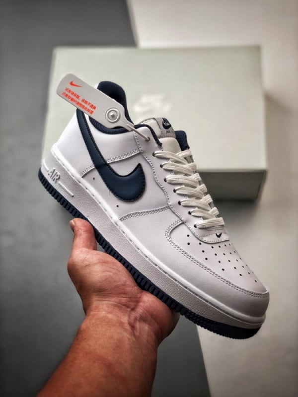Air Force 1 '07 Low Branco e Azul Escuro - Vista 1