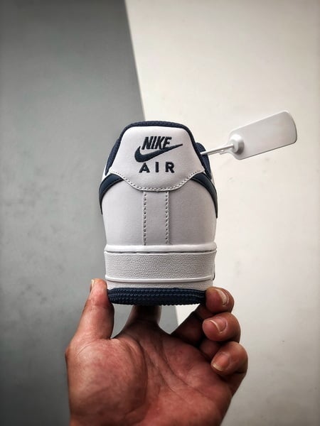 Air Force 1 '07 Low Branco e Azul Escuro - Vista 3