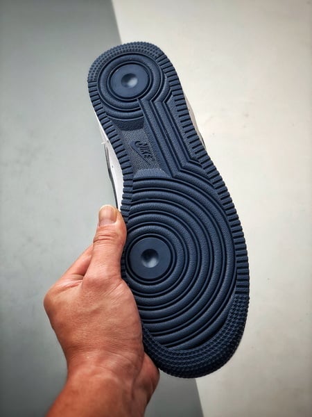 Air Force 1 '07 Low Branco e Azul Escuro - Vista 4