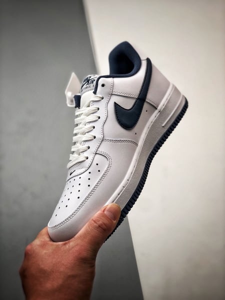 Air Force 1 '07 Low Branco e Azul Escuro - Vista 5