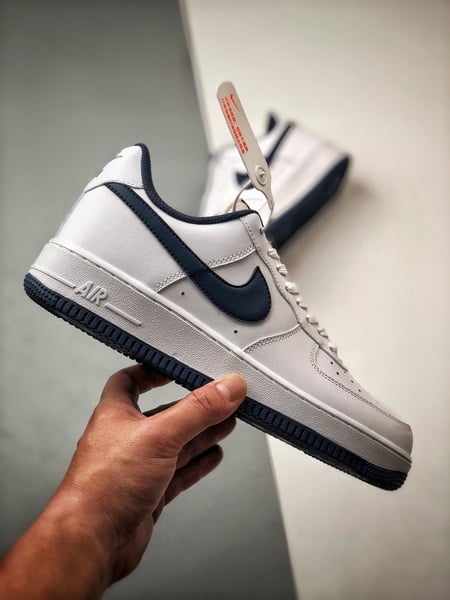 Air Force 1 '07 Low Branco e Azul Escuro - Vista 7