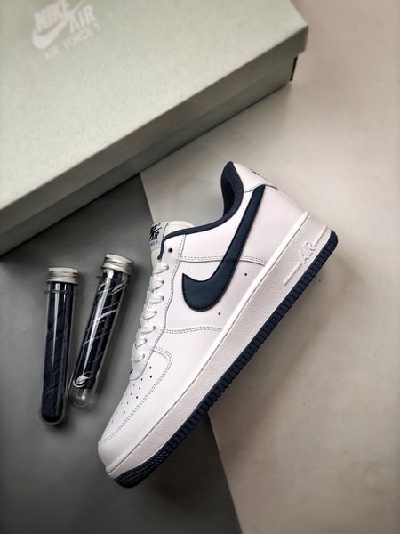 Air Force 1 '07 Low Branco e Azul Escuro - Vista 8