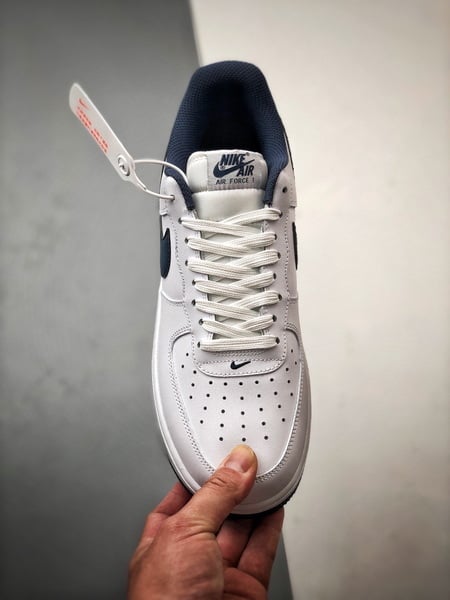 Air Force 1 '07 Low Branco e Azul Escuro - Vista 9