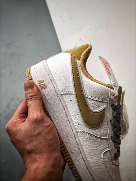 Air Force 1 '07 Low Branco e Amarelo Reflexivo - Vista 2
