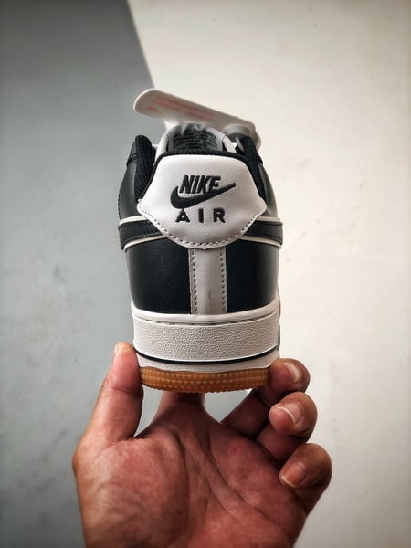 Air Force 1 '07 Low Branco, Preto e Solado Natural - Vista 3