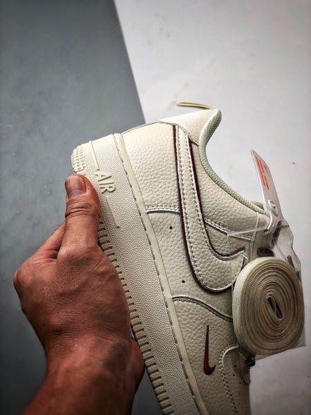Air Force 1 '07 Low Creme e Vermelho - Vista 2