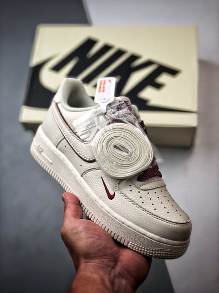 Air Force 1 '07 Low Creme e Vermelho - Vista 3