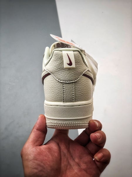 Air Force 1 '07 Low Creme e Vermelho - Vista 4