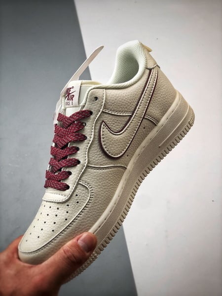 Air Force 1 '07 Low Creme e Vermelho - Vista 6