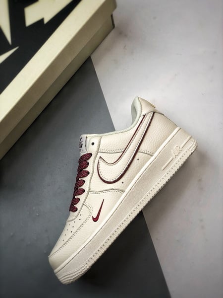 Air Force 1 '07 Low Creme e Vermelho - Vista 9