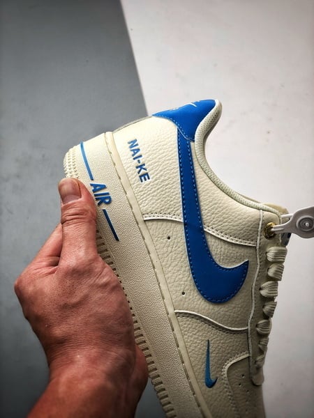 Air Force 1 '07 Low Creme e Azul - Vista 2