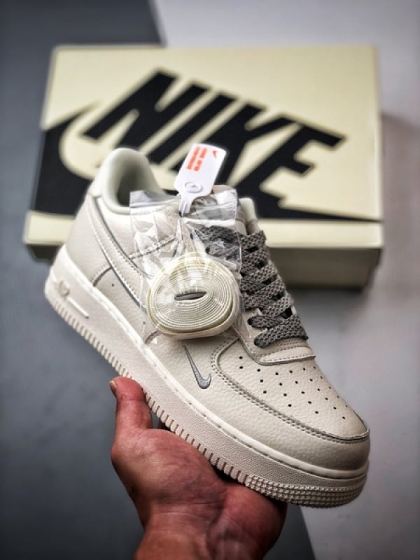 Air Force 1 '07 Low Creme e Prateado - Vista 1