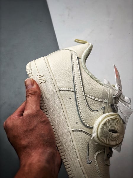 Air Force 1 '07 Low Creme e Prateado - Vista 2
