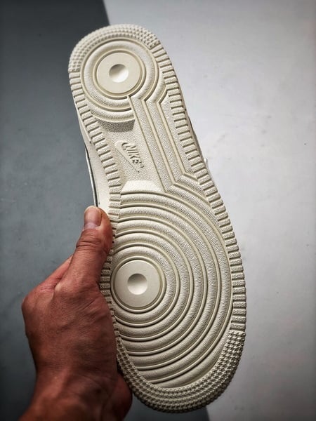 Air Force 1 '07 Low Creme e Prateado - Vista 4