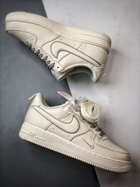 Air Force 1 '07 Low Creme e Prateado - Vista 6