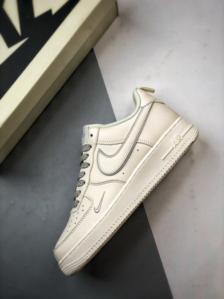 Air Force 1 '07 Low Creme e Prateado - Vista 8