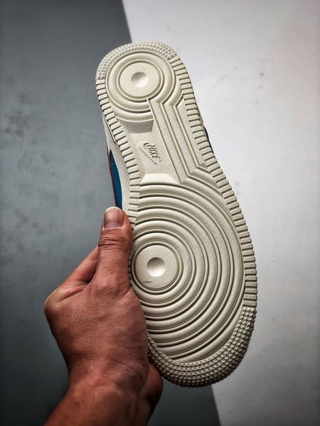 Air Force 1 '07 Low Bege, Azul e Vermelho - Vista 4