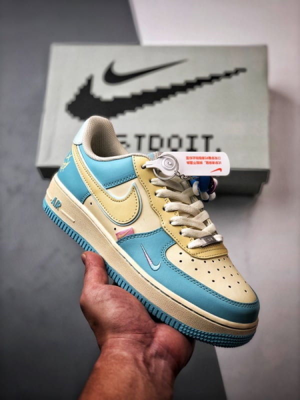 Air Force 1 '07 Low Creme, Azul e Amarelo Clown - Vista 1