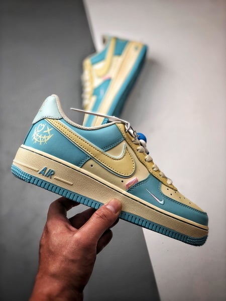 Air Force 1 '07 Low Creme, Azul e Amarelo Clown - Vista 7