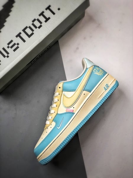 Air Force 1 '07 Low Creme, Azul e Amarelo Clown - Vista 8