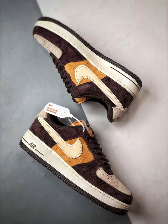 Nike Air Force 1 Low Bege e Marrom Camurça - Vista 5