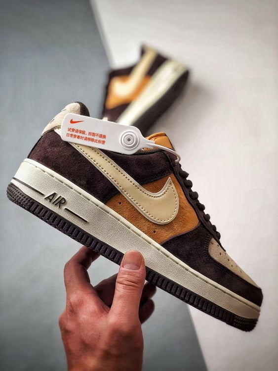 Nike Air Force 1 Low Bege e Marrom Camurça - Vista 6