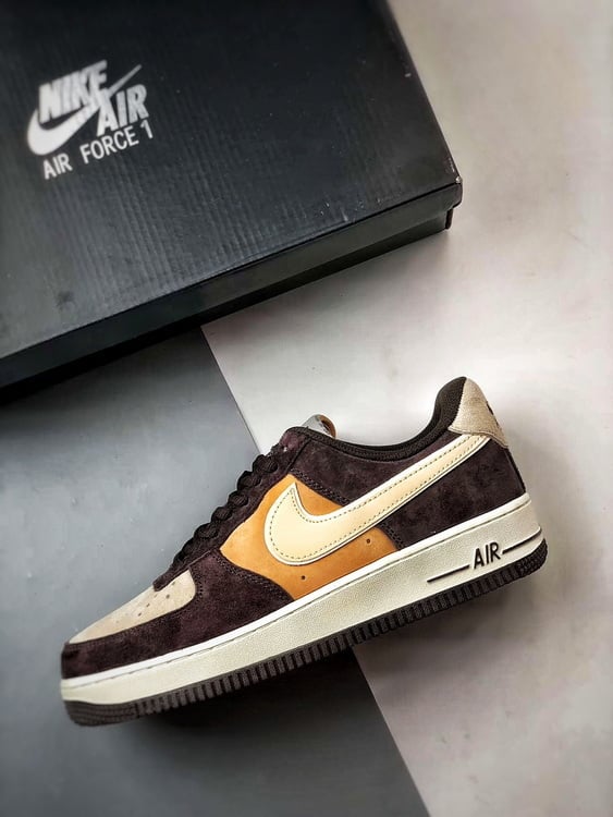 Nike Air Force 1 Low Bege e Marrom Camurça - Vista 7