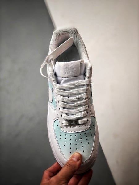 Air Force 1 '07 Low Céu Azul e Branco - Vista 9