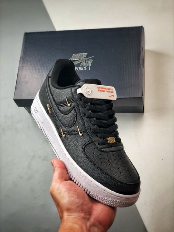 Air Force 1 '07 Low Dourado e Preto - Vista 1