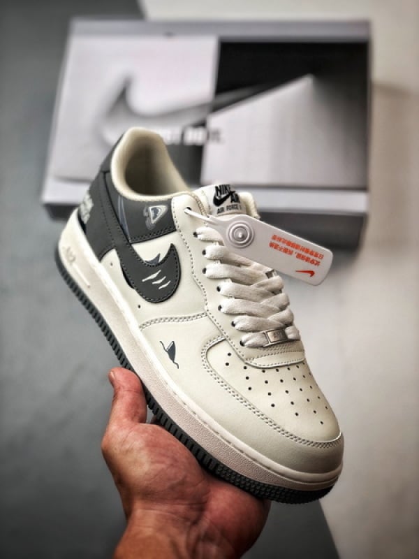 Air Force 1 '07 Low Tema Tubarão Branco e Cinzento - Vista 1