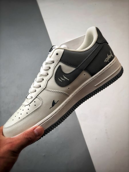 Air Force 1 '07 Low Tema Tubarão Branco e Cinzento - Vista 5