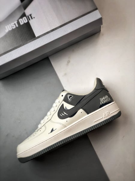 Air Force 1 '07 Low Tema Tubarão Branco e Cinzento - Vista 8