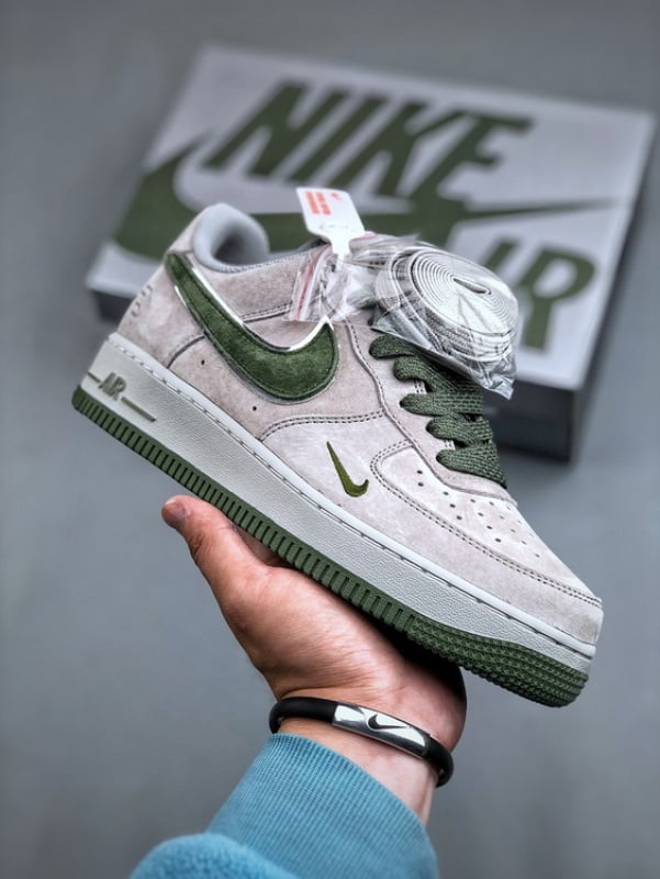 Air Force 1 '07 Low Camurça Cinzento e Verde Mini Gancho Estrela - Vista 1