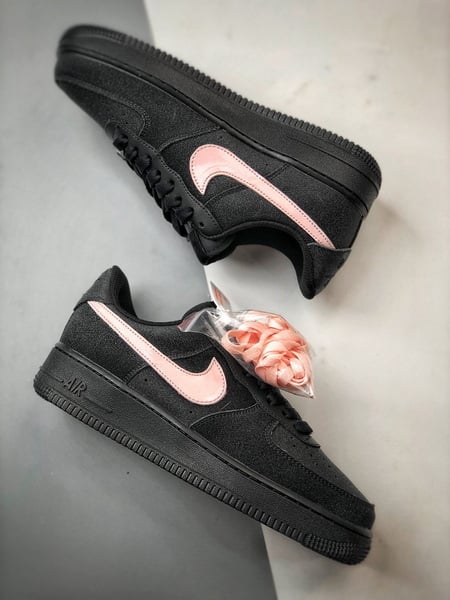 Air Force 1 '07 Low Preto e Rosa Estrelas - Vista 6
