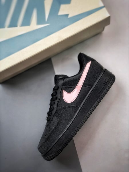 Air Force 1 '07 Low Preto e Rosa Estrelas - Vista 8