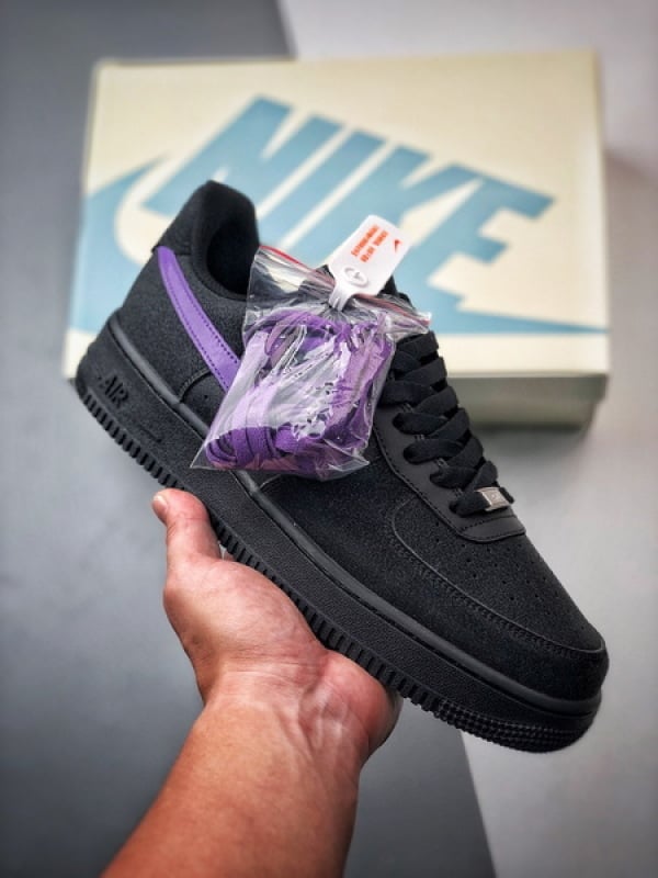 Air Force 1 '07 Low Preto e Roxo Estrelas - Vista 1