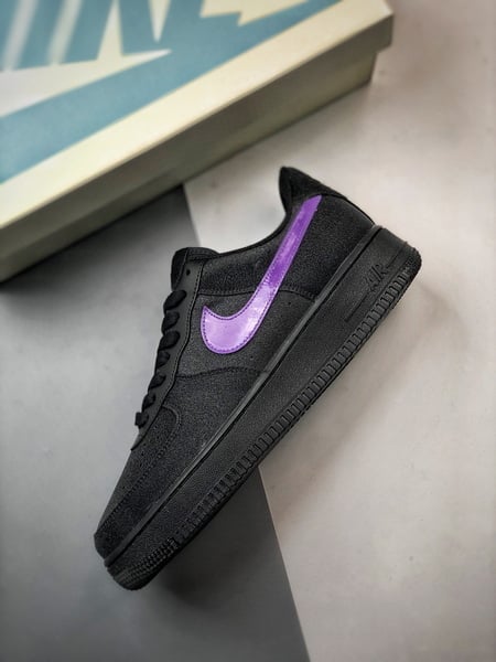 Air Force 1 '07 Low Preto e Roxo Estrelas - Vista 2