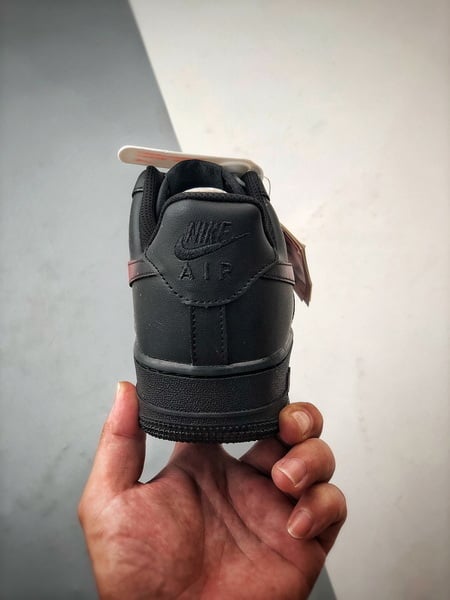 Air Force 1 '07 Low Preto e Vermelho Spray - Vista 3