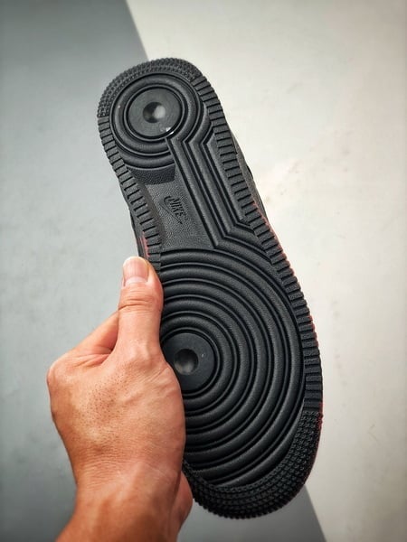 Air Force 1 '07 Low Preto e Vermelho Spray - Vista 4